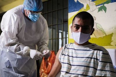 Uruguay ya vacunó a unas 321.000 personas y otras 500.000 esperan  recibirla en Semana Santa - Mundo - ABC Color