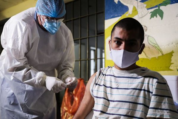 Uruguay ya vacunó a unas 321.000 personas y otras 500.000 esperan recibirla en Semana Santa - Mundo - ABC Color