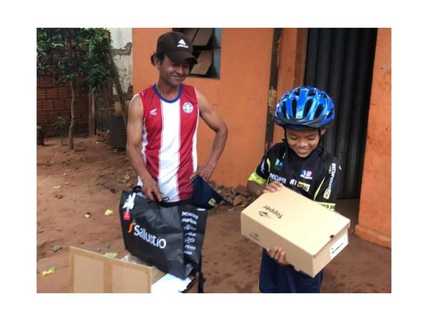 Ramoncito, el niño campeón en ciclismo, recibió un traje y celular