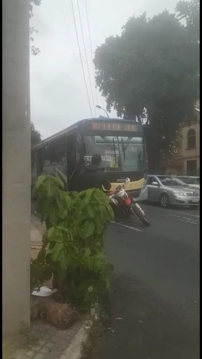 Discusión entre chofer de bus y motocislista creó inconvenientes en el tránsito asunceno - Nacionales - ABC Color