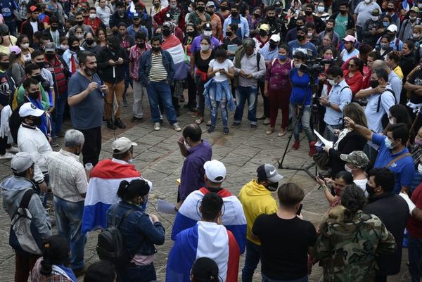 Grupo campesino anuncia movilización permanente “hasta que renuncien Abdo Benítez y Hugo Velázquez” - Nacionales - ABC Color