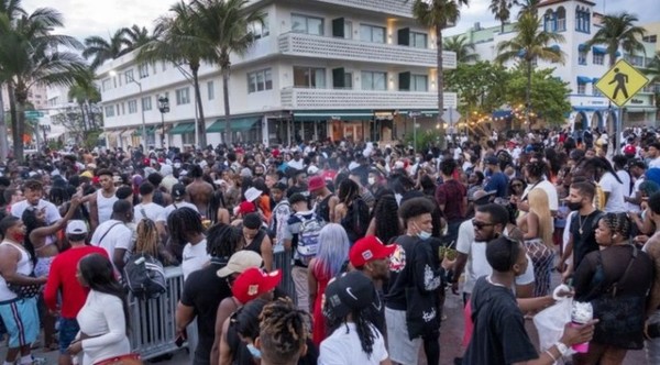 MUNDO | Decretan 'toque de queda' en Miami Beach ante masiva presencia de turistas en las calles