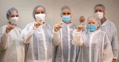 La Nación / Cuba inicia vacunación de 150.000 trabajadores de la salud
