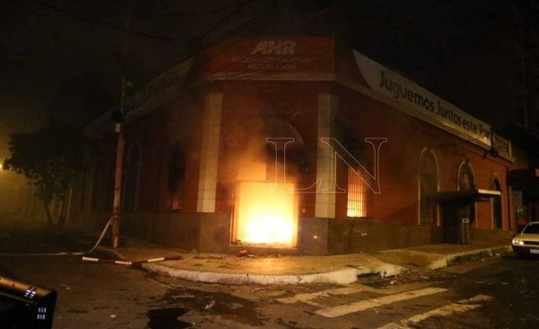 Diario HOY | Admiten proceso penal para las cinco personas imputadas por el incendio en la ANR