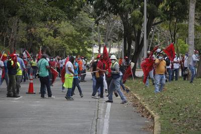 Enfrentamientos en protesta contra el diálogo sobre las pensiones en Panamá - MarketData