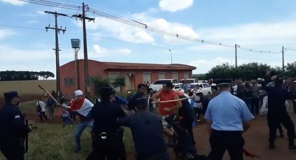 Reprimen a manifestantes para liberar paso en sobre ruta en Santa Fe del Paraná - ABC en el Este - ABC Color