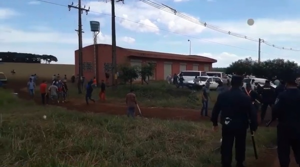 Tras kilométrica fila de vehículos parados y horas de cierre de la Ruta PY07, policía despeja cruce en Alto Paraná - ADN Digital