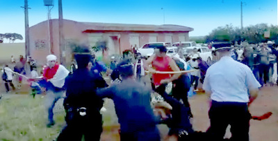 Manifestantes agreden a la policía con palos y son reprimidos en Santa Fe del Paraná – Hermanarías 