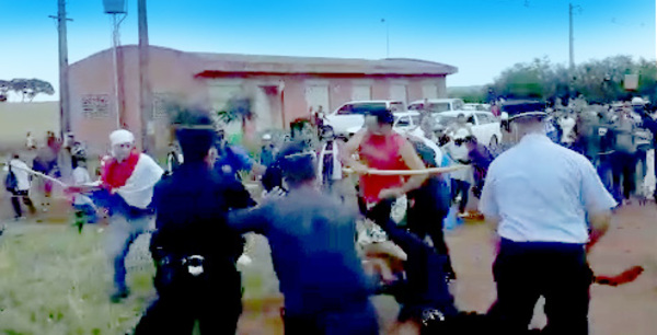 Manifestantes agreden a la policía con palos y son reprimidos en Santa Fe del Paraná – Hermanarías