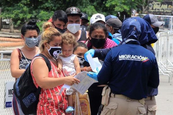 Venezolanos huyen a Colombia por combates en frontera