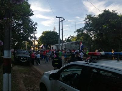 Protestan frente al Hospital Distrital de Areguá
