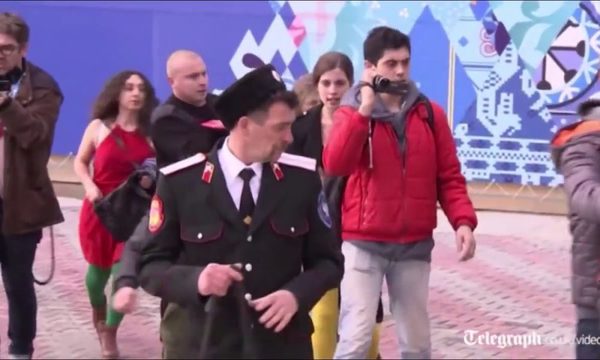 (Video) El impactante modo ruso para que “los perros” usen tapabocas