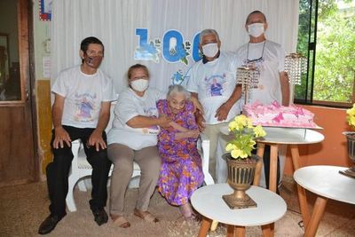 Mujer festejó 100 años de vida en Coronel Oviedo - Nacionales - ABC Color
