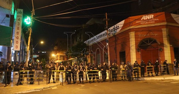 La Nación / Fuerte despliegue policial frente a la ANR, tras su atraco y quema