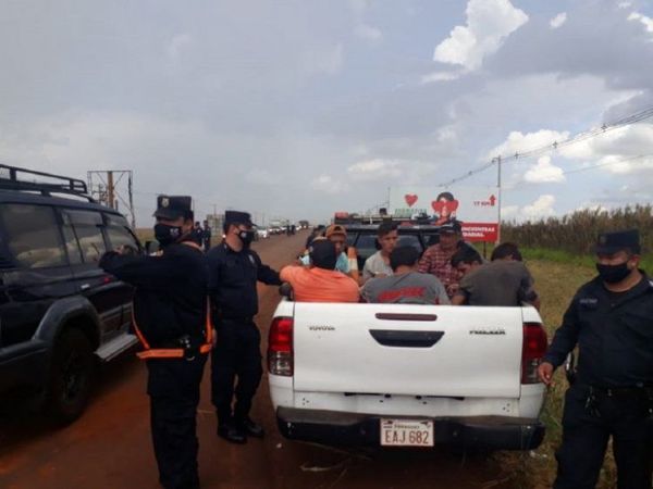 Policía aprehende a varias personas en bloqueo de ruta en Alto Paraná