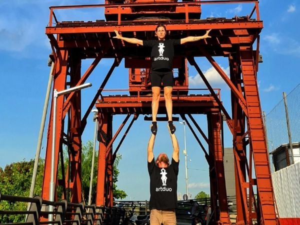 Show y taller de acrobacia de suelo