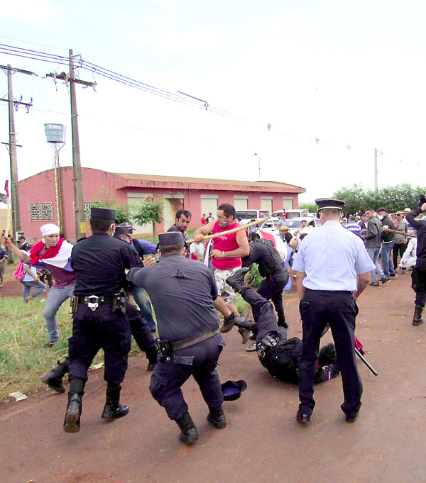 Dos policías heridos y 14 manifestantes detenidos tras violento despeje de ruta en Santa Fe del Paraná - La Clave