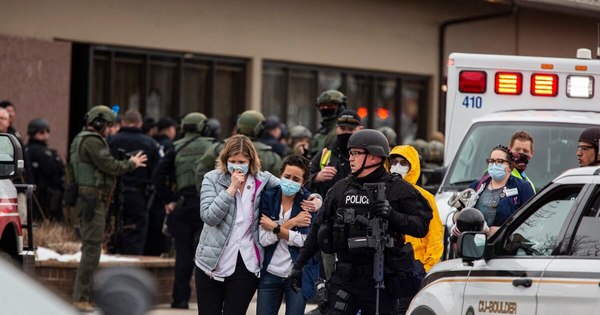 La Nación / Diez muertos tras un tiroteo en un supermercado de Colorado