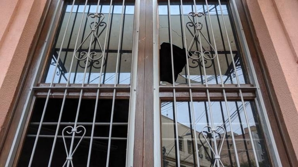 Diario HOY | ¿Manifestantes o vándalos? Con cascotes destrozaron acceso al Teatro Municipal