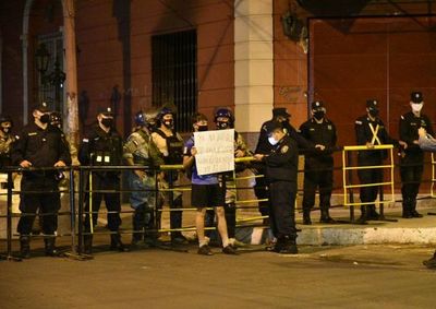 10 detenidos tras disturbios en microcentro de Asunción