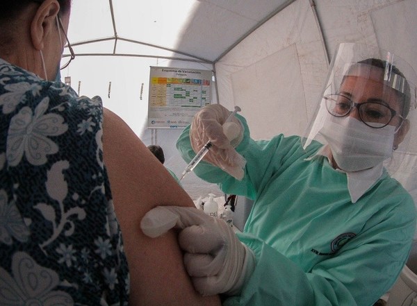 Mayores de 80 años serán los primeros inmunizados al finalizar inoculación del personal de blanco