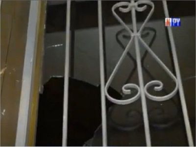 Vándalos saquearon comercios y causaron daños al Teatro Municipal