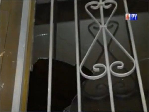 Vándalos saquearon comercios y causaron daños al Teatro Municipal