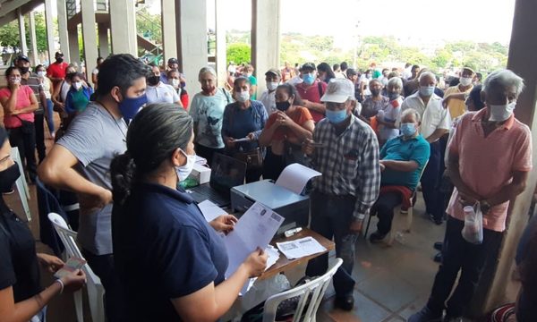 Aglomeración en entrega de tarjetas a adultos mayores