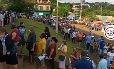Aglomerados, abuelos retiran sus tarjetas para cobro de pensión