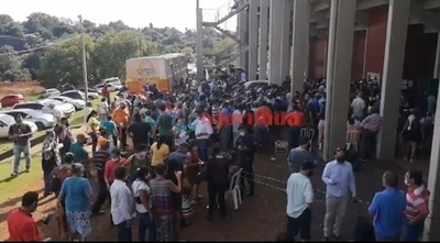 Criminal: Comuna esteña expone a adultos mayores, que son obligados a aglomerarse para retirar tarjetas - ADN Digital