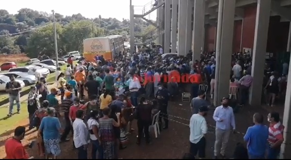 Criminal: Comuna esteña expone a adultos mayores, que son obligados a aglomerarse para retirar tarjetas - ADN Digital