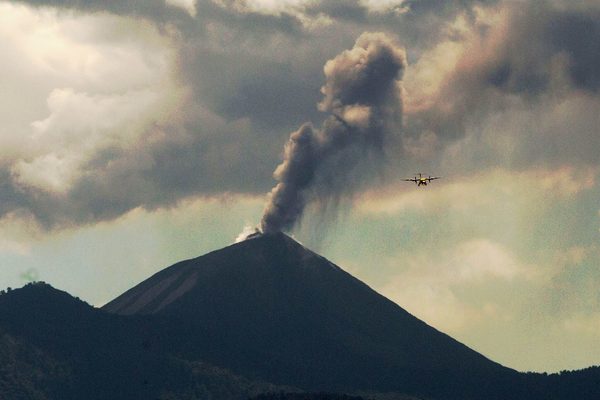 Guatemala cierra el aeropuerto La Aurora por caída de ceniza del volcán Pacaya - MarketData