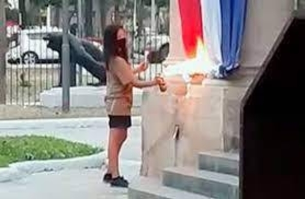 Diario HOY | Fijan audiencia preliminar para la joven que quemó la bandera en el Panteón de los Héroes
