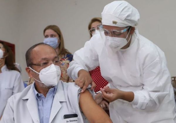 Se inició la inmunización con vacunas AstraZeneca al personal de blanco