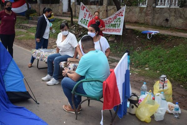 Exigen renuncia de director del Hospital de Areguá ante la falta de médicos e insumos - Nacionales - ABC Color