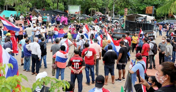La Nación / Campesinos se movilizan en Asunción y piden la renuncia de Abdo