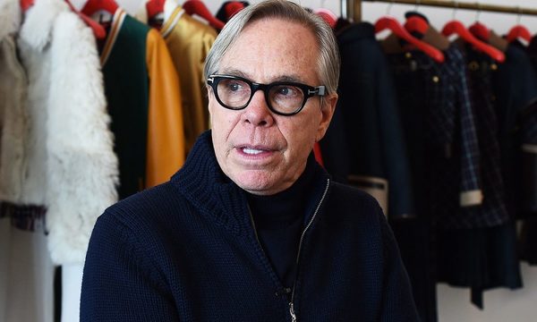 El diseñador Tommy Hilfiger cumple 70 años, un ícono de la moda casual