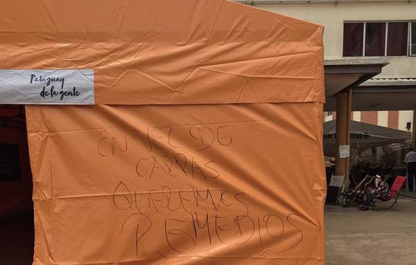 Hospital de Clínicas: carpa donada por la Primera Dama generó indignación