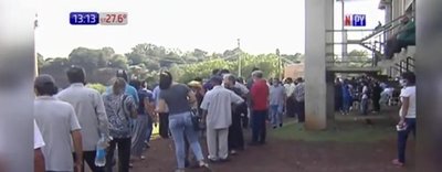 1.000 adultos mayores aglomerados para retirar tarjeta de jubilación | Noticias Paraguay