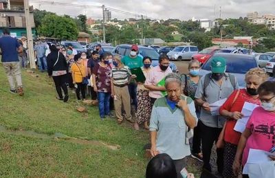 CDE: aglomeración y desorganización en entrega de tarjetas a 850 adultos mayores - ABC en el Este - ABC Color