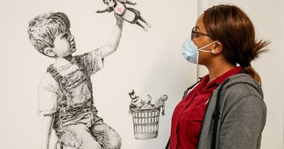 La Nación / Subasta de Banksy recauda 23 millones de dólares para sanidad británica