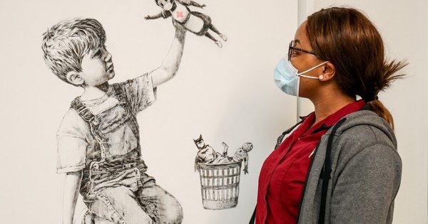 La Nación / Subasta de Banksy recauda 23 millones de dólares para sanidad británica