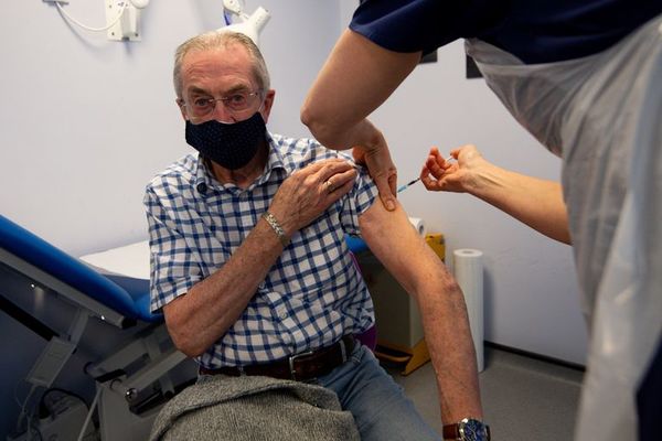 Francia ampliará la vacunación a personas de 70 a 75 años | El Independiente