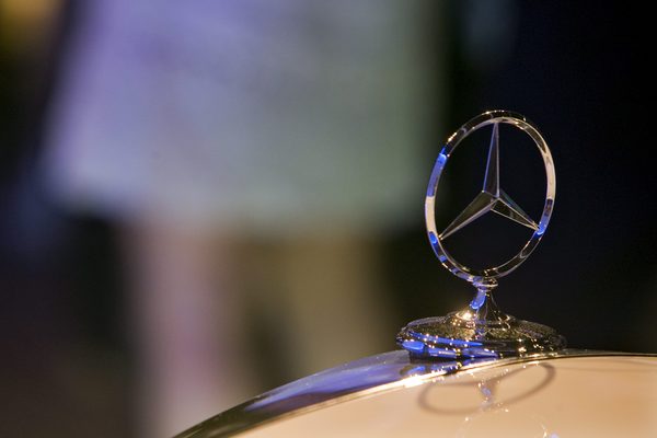 Mercedes Benz anuncia la suspensión de su producción en Brasil por pandemia - MarketData