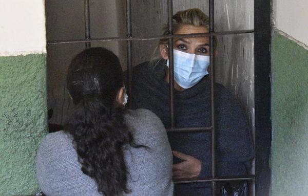 Expresidenta interina de Bolivia denuncia torturas desde su detención