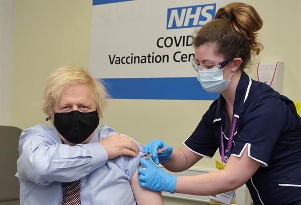 Johnson atribuye el éxito de la vacuna en el R.Unido a capitalismo y avaricia - Mundo - ABC Color