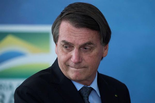Bolsonaro intenta transmitir tranquilidad y garantiza vacunas para Brasil  - Mundo - ABC Color
