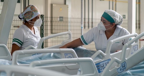 La Nación / Servicios de salud reciben camas hospitalarias y trajes de protección biológica