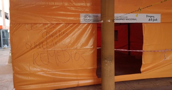 La Nación / Clínicas: indignados, familiares de pacientes no utilizan carpa de la Primera Dama