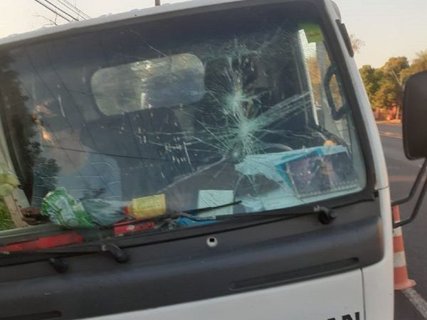 Chofer de micro le reventó su camioncito a un trabajador